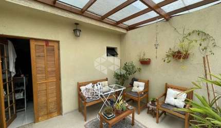 SOBRADO COM 2 SUITES NA VILA RÉ