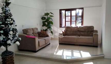 Casa à venda com 3 dormitorios 240 m²