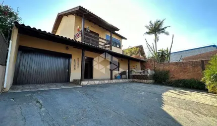 CASA NA OLARIA, 5 SUÍTES, 7 BANHEIROS, 8 VAGAS