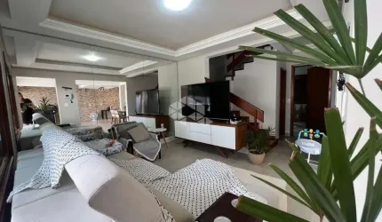 Sobrado com 4 dormitórios, amplo pátio com piscina no bairro São Luís.