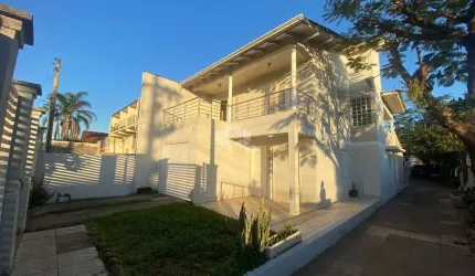 Casa sobrado, 4 dormitórios, 2 banheiros no bairro Niterói