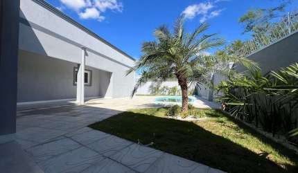 Casa térrea com 3 dormitórios, 3 banheiros com pátio amplo e piscina, Sapucaia do Sul
