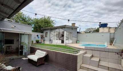 Casa 3 dormitórios, sendo 2 suítes, 4 banheiros ,3 vagas de garagem, espaço gourmet com piscina