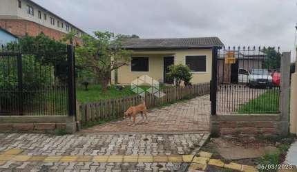 Casa térrea com três dormitórios em  amplo terreno de 680m2.