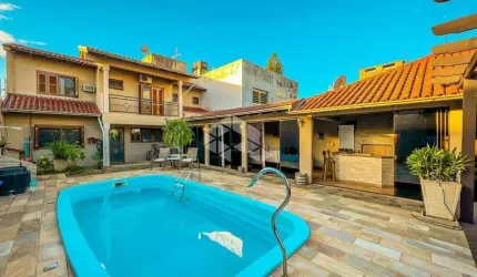 Casa duplex com campo de futebol e piscina
