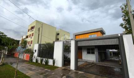 Casa nova, 3 dormitórios, sendo 1 suíte, espaço gourmet com churrasqueira, piscina, vaga de garagem 4 carros. Centro-Esteio