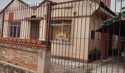 Casa térrea com terreno de 227,00m² próximo do Shopping Praia de Belas no Bairro Menino Deus.