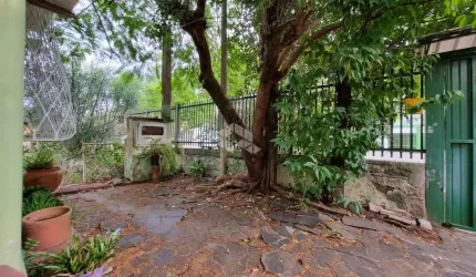 Casa comercial/residencial, 247.57 m² privativos, quartos, 2 banheiros com pátio e garagem, Bairro São Geraldo, Porto Alegre/RS