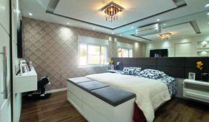 Casa térrea com amplo pátio, piscina e 4 quartos