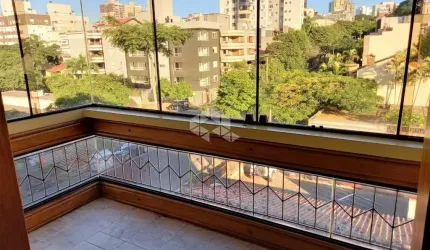 Maravilhosa cobertura duplex na Portugal, com vista perene, rodeada de prédios baixos.