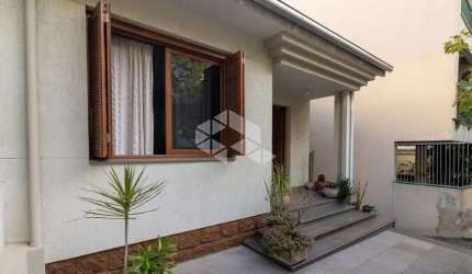 Ampla casa na Felicissimo de Azevedo, muito bem cuidada e conservada.