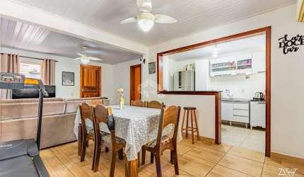Casa de 3 dormitórios e 1 vaga de garagem, no bairro Farrapos, em Porto Alegre.