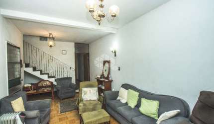 Casa de 4 dormitórios, 1 suíte,  sacada, terraço e 2 vagas de garagem,  no bairro Jardim São Pedro, em Porto Alegre. Aceita financiamento e FGTS.