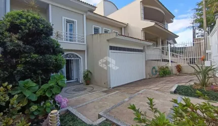 Casa com 303m2 de área construída, 3 Dormitórios sendo 1 suíte, com 2 vagas de garagem, em Porto Alegre