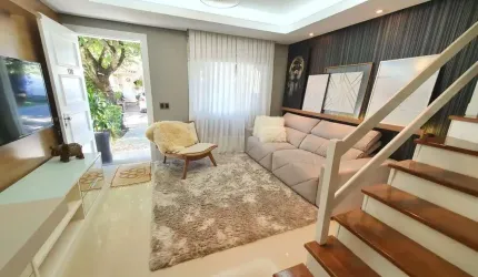 Casa em condomínio fechado no bairro Humaitá em Porto Alegre.