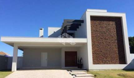 CASA COM QUATRO SUÍTES NO BAIRRO CAMPECHE EM FLORIANÓPOLIS/SC