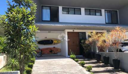 Sobrado semi-mobiliado com 3 suítes em Florianópolis/SC
