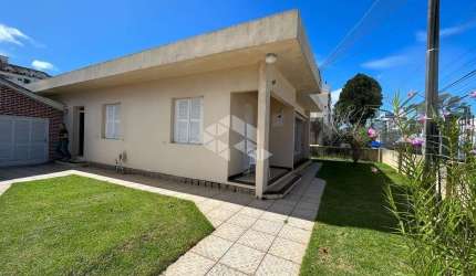 Casa com 4 dormitórios/quartos em Coqueiros - Florianópolis/SC.