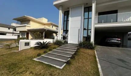 Casa em Condomínio com 04 suítes