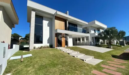 Casa de Alto Padrão em Condomínio Fechado
