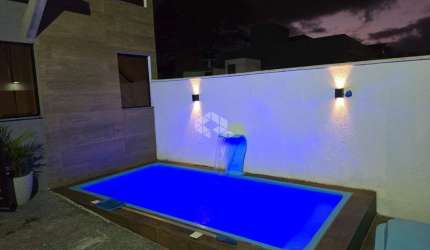 Casa tipo sobrado, 3 quartos , uma suite, vaga para dois carros e piscina.