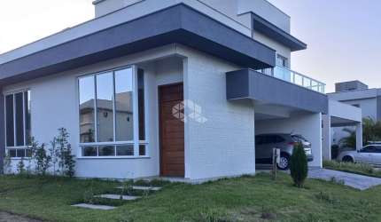 Casa com 3  dormitório,  1 suíte e 2 demi suíte em condomínio Club.