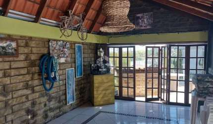 CASA COM 3 DORMITÓRIOS, QUIOSQUE E PISCINA