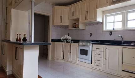 casa de 413m², 3 dormitórios, suite, salão de festas, churrasqueira, vaga para 4 carros,