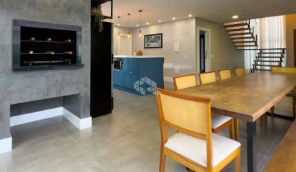 Casa nova com piscina a venda em Palhoça