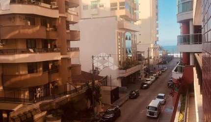Apartamento todo reformado na Meia Praia com 3 dormitórios sendo 1 suíte