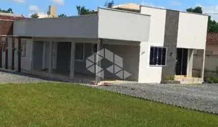 Casa a venda em São João Batista com 3 dormitórios sendo 1 suíte, com 3 vagas de garagem