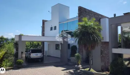 Belíssima residência em condomínio fechado