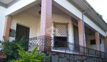 Casa ampla com duas esquinas