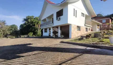 Casa Clássica de 361 m², muito bem estruturada e ampla.