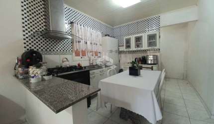 Casa 2 dormitorios, sala de estar, cozinha, 1 banheiro socia, garagem coberta para 3 carros, pátio murado e gradeado e portão eletrõnico.