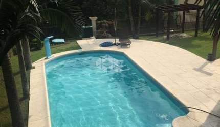 Casa 3 dormitórios, 1 suite, 4 banheiros, 1 escritorio, área de serviço, piscina, aceita financiamento.