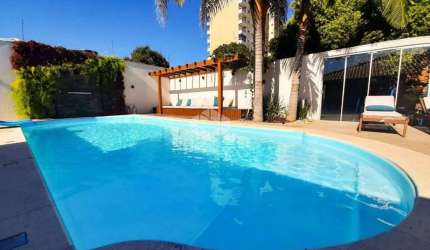 Casa plana com 3 dormitórios, sendo 2 suites, 4 banheiros, 2 vagas de estacioamento, salão de festas, piscina, no Centro de Estancia Velha.