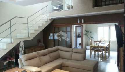 Excelente casa estilo sobrado no Morro do Espelho em São Leopoldo-RS