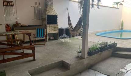 Casa plana com 3 dormitórios, 3 banheiros 1 suite, garagem, churrasqueira aceita financiamento bancário, FGTS.