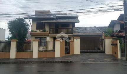 Casa 1 suíte + 2 quartos/dormitórios no bairro Água Verde em Jaraguá do Sul