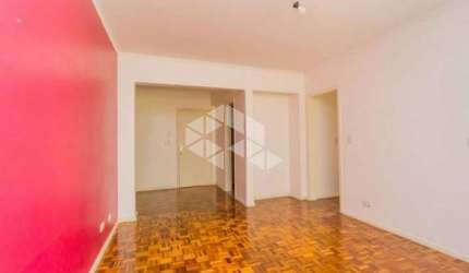 Apartamento a venda de 03 dormitórios no bairro Menino Deus com 01 vaga, de frente, arejado, em excelente localização na Av. Getúlio Vargas