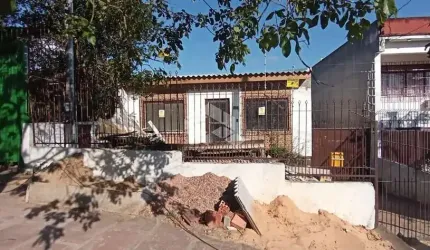 Linda Casa toda em processo de reforma, com 3 dormitórios e pátio amplo.