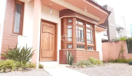 Casa com 05 dormitórios à venda.