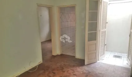 Apartamento de 1 dormitório térreo com vaga na Av. João Pessoa em frente a Redenção