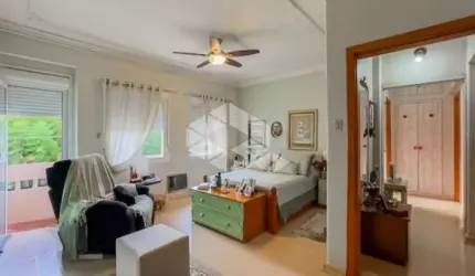 Apartamento com 03 dormitórios, suíte, sacada e elevador.