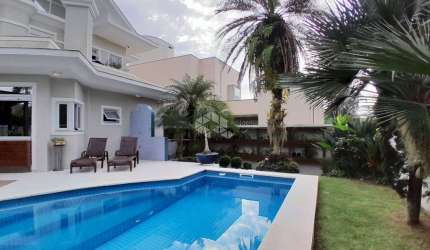 Casa semimobiliada com 5 suítes em Jurerê Internacional