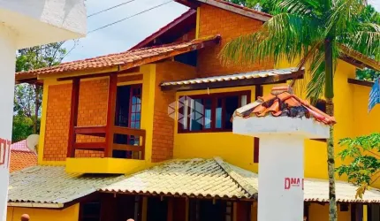 Casa  à Venda na Praia de Ribeirão da Ilha, em Florianópolis, com 257m²