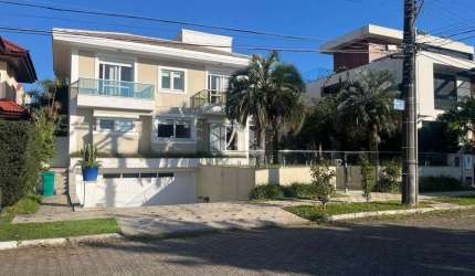 Casa à venda de 4 suítes na praia em Jurerê Internacional