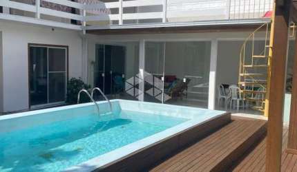 Casa à venda  poucos metros da Praia de Canasvieiras
