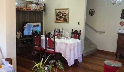 Casa com QUATRO DORMITÓRIOS SENDO 2 SUÍTES Bairro Nonoai.